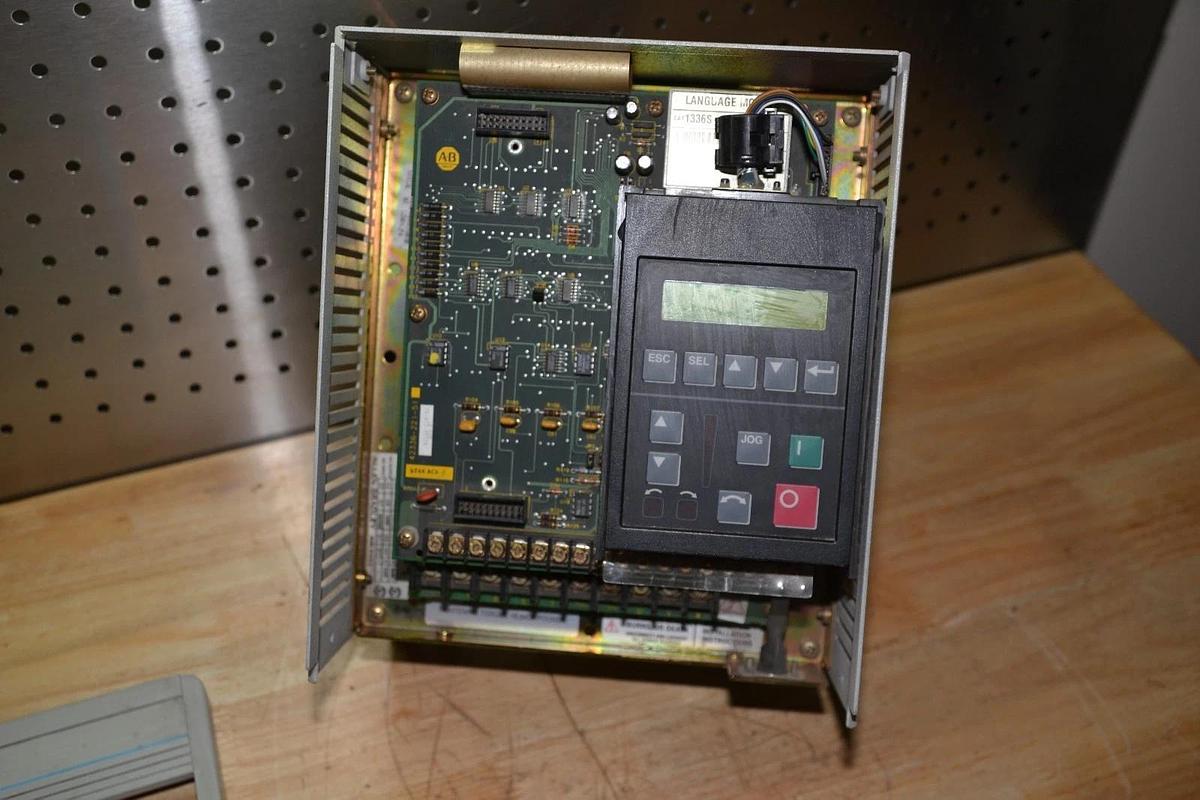 Used ALLEN BRADLEY 1336S-BRF30-AA-EN-L5 3HP 2.2KW 6AMP 3PH 0/460VAC 0/400HZ 4.8KVA