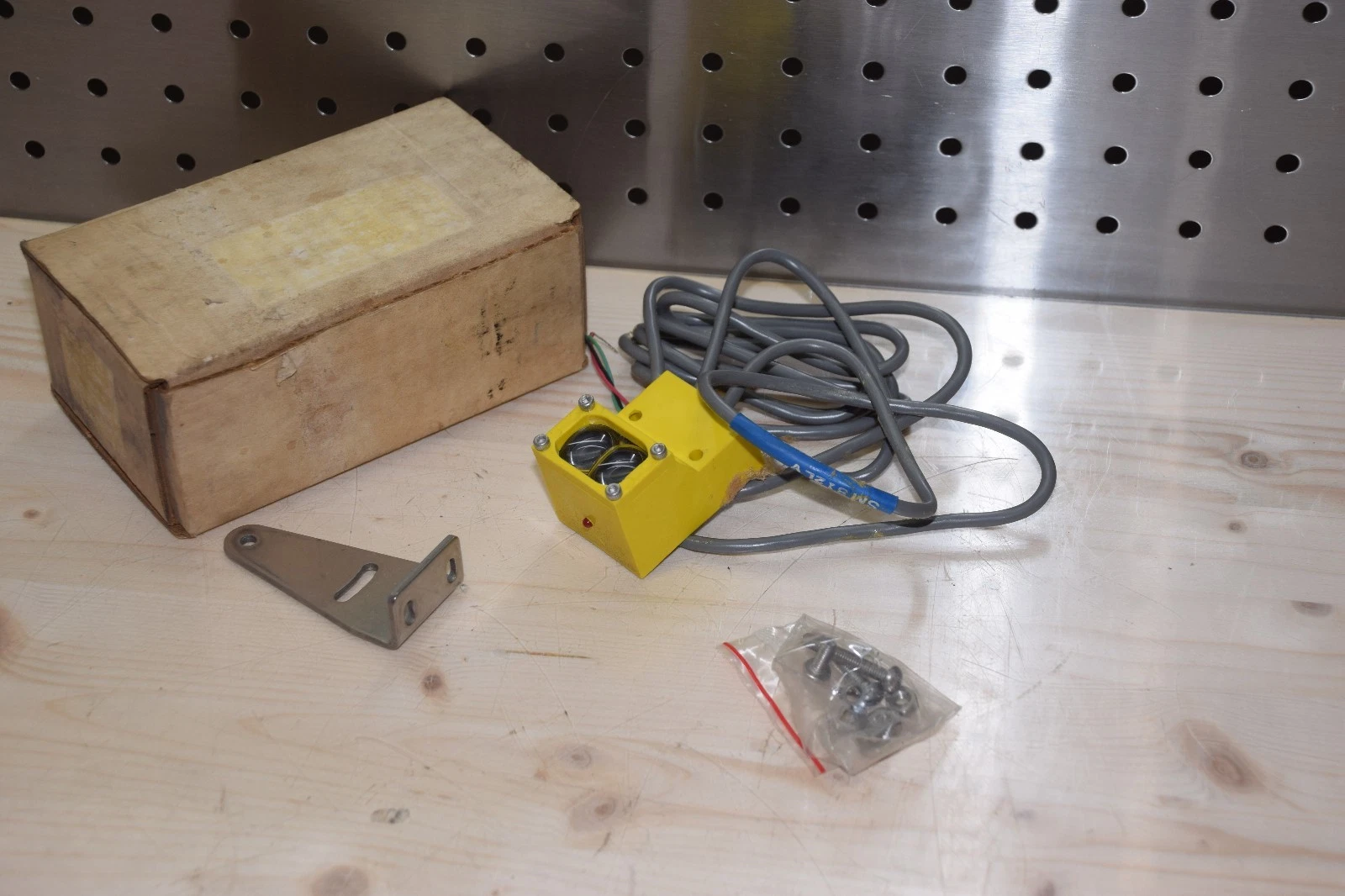 BANNER SM812LV PHOTOELECTRIC SENSOR NEW