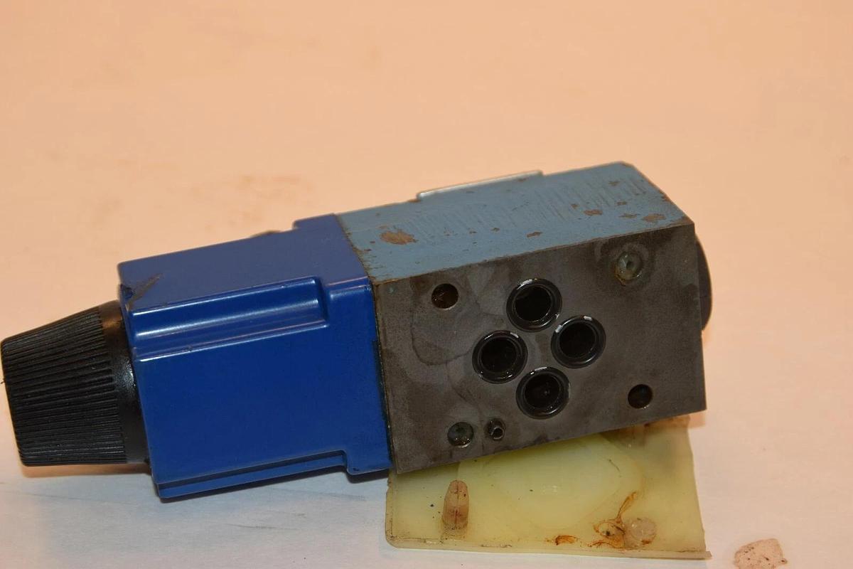 (Nos) Vickers Directional Control Valve DG4V-3-0B-L-M-U-H-40  24VDC Coil