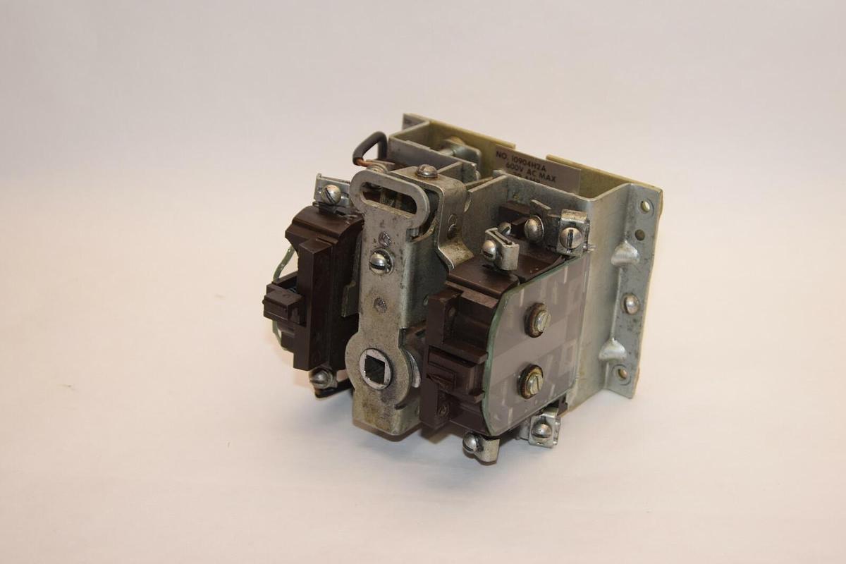 Used CUTLER HAMMER 10904H2A 600V 30A Coil Starter