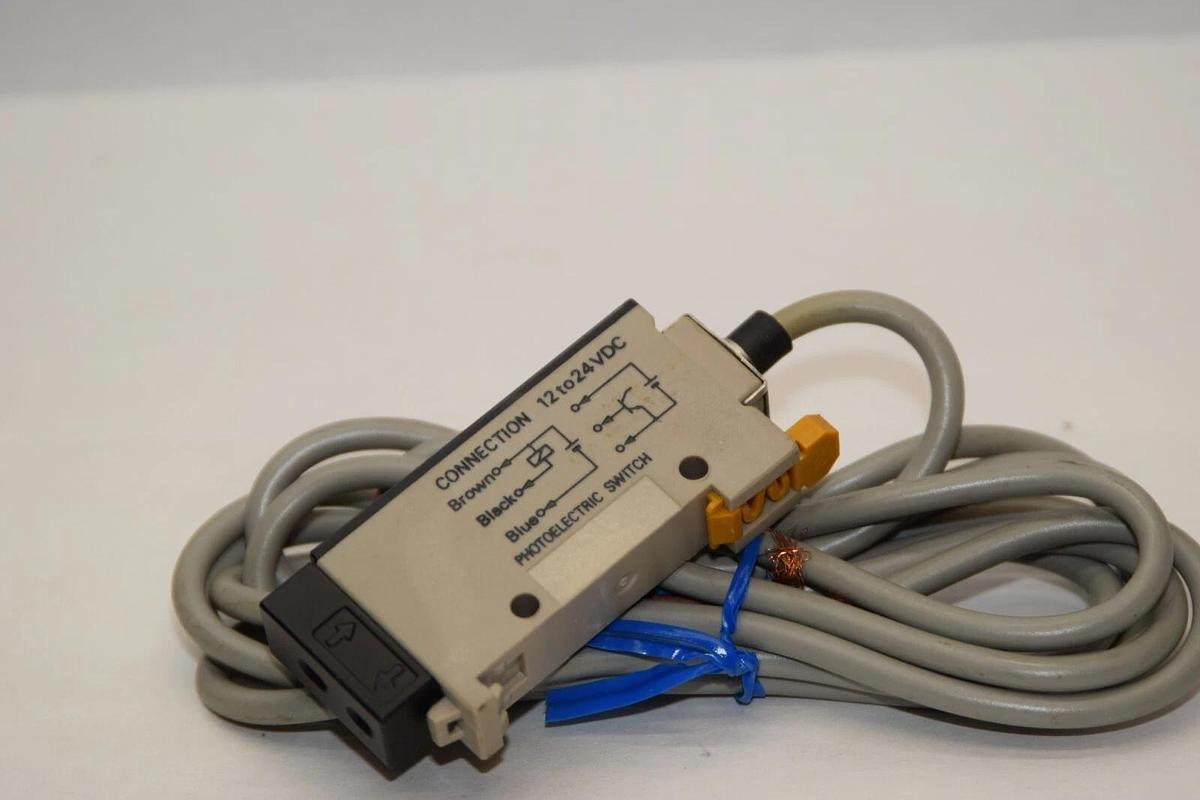 (NEW) OMRON E3XR-C4 E3XRC4 12-24Vdc Photoelectric Switch