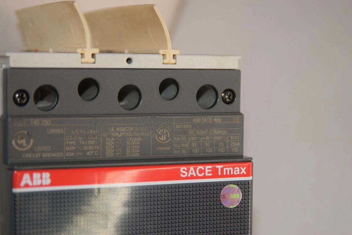 Used ABB SACE Tmax T4S 250 T4S250 3 Pole 250 Amp 250A 542137P3 E93565 Circuit Breaker