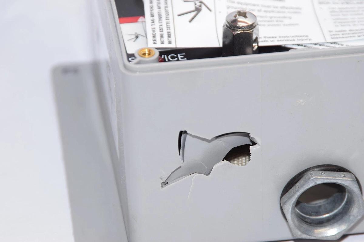 (NEW) SQUARE D SSP02XDSE10A XDSE 208Y 120V Type 2 Surge Protector *Cracked Case*