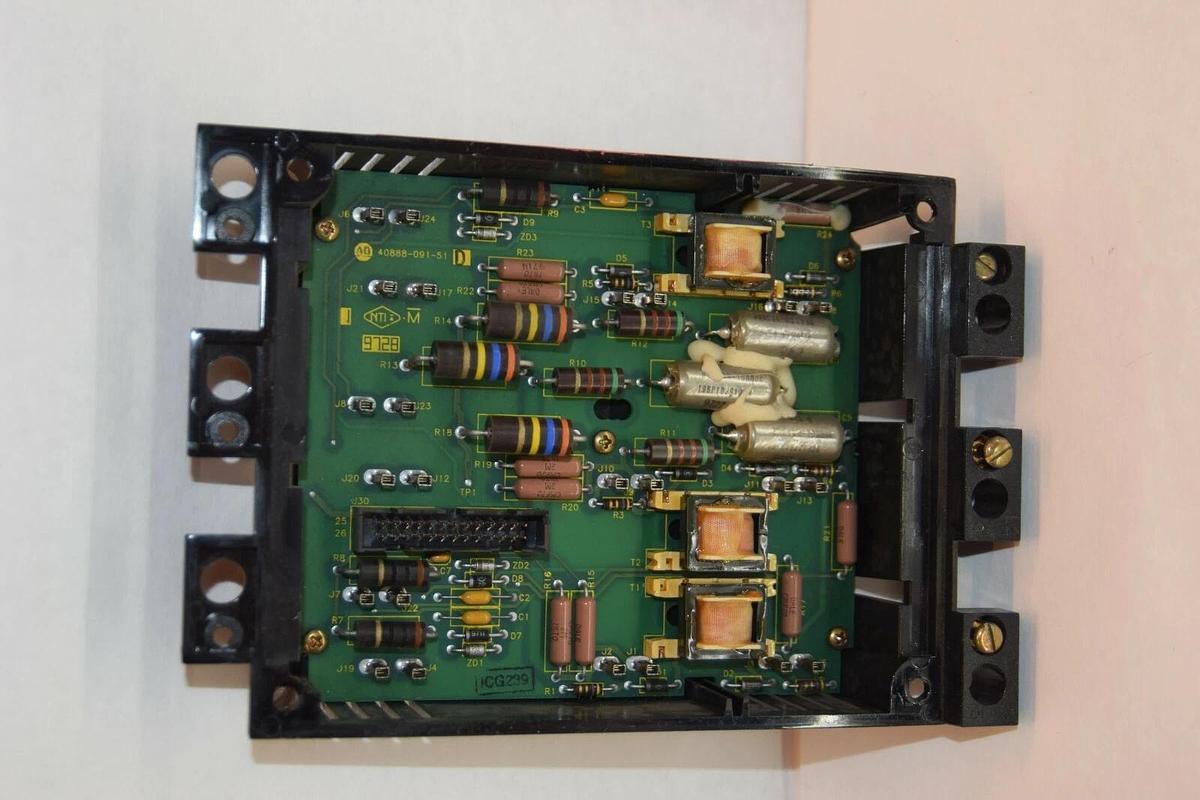 Used ALLEN BRADLEY 40888-091-51 D DRIVE BOARD WITH COVER