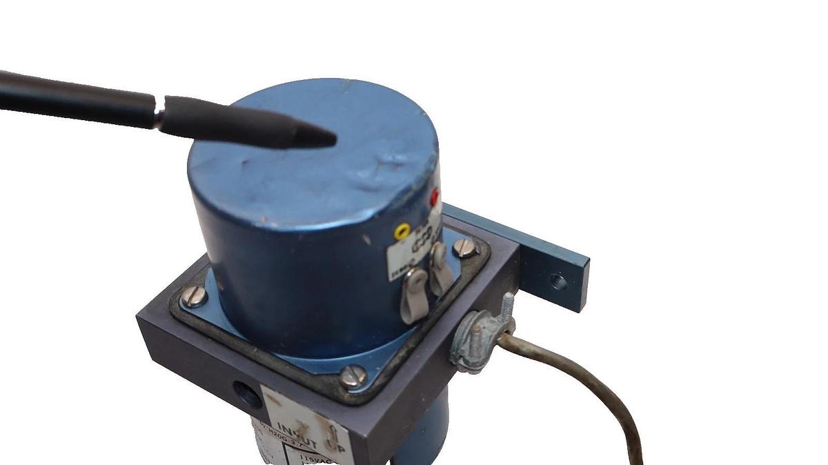 Used Computer Instruments Corporation 5525-0-(-6)"H20G-3.7 5525 Pressure Transmitter