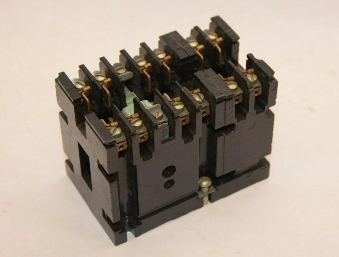 Used GENERAL ELECTRIC CR120A06002AA 115V 60Hz 300V 10A Series A Industrial Relay