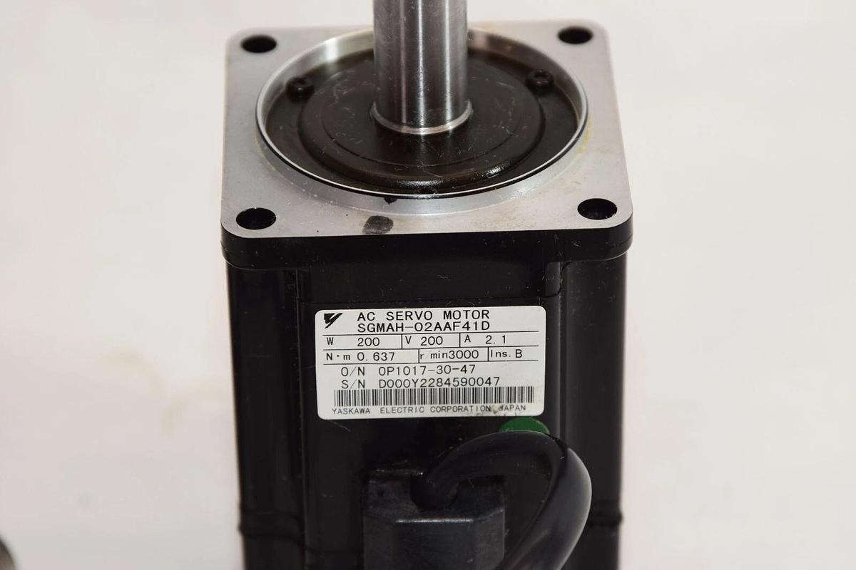 Used YASKAWA SGMAH-02AAF41D 200W 200V 2.1A AC Servo Motor