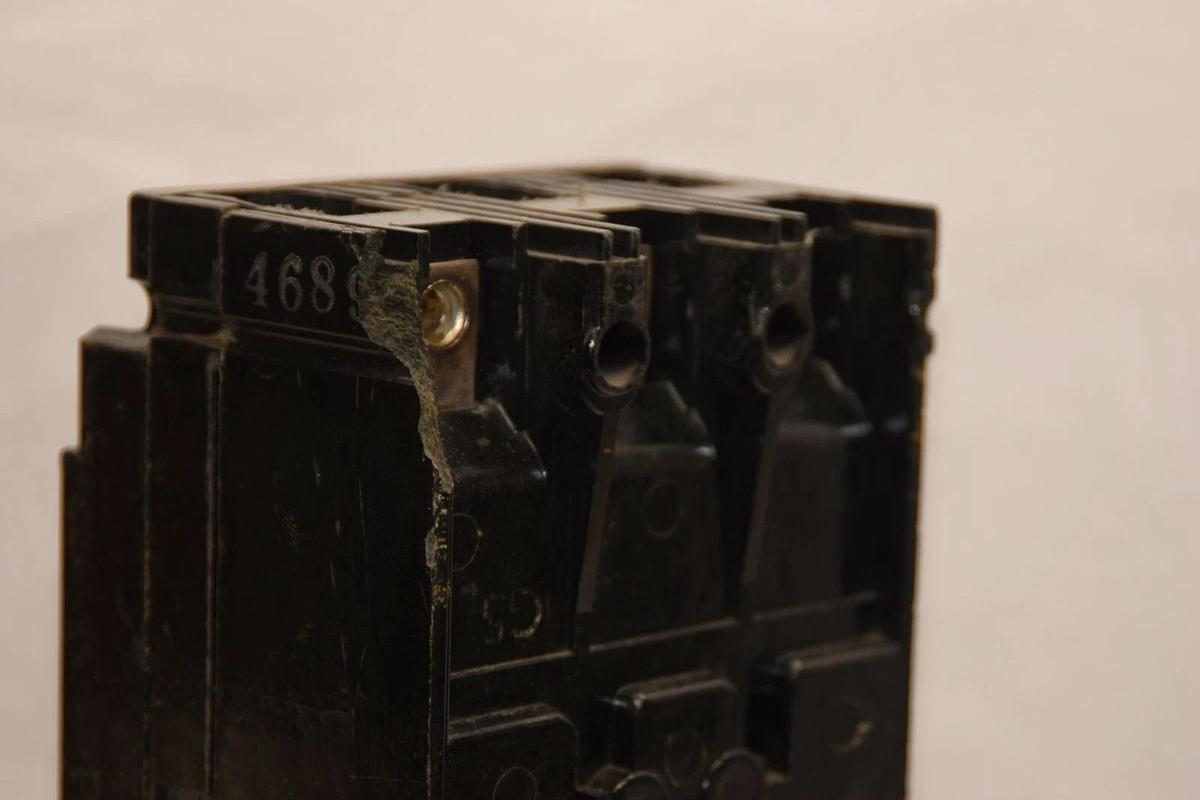 Used GE GENERAL ELECTRIC TB13100AW 100A 100 Amp 100A 600Vac 3P Circuit Breaker *CHIP*