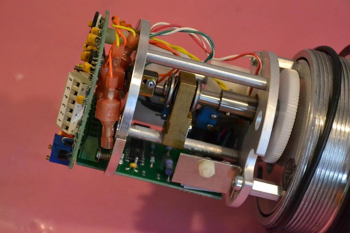 (New) FAIRCHILD 24XFS16980002 12-24 VDC 4-20MA / 1-5 VDC EB-18610-1 FACTORY