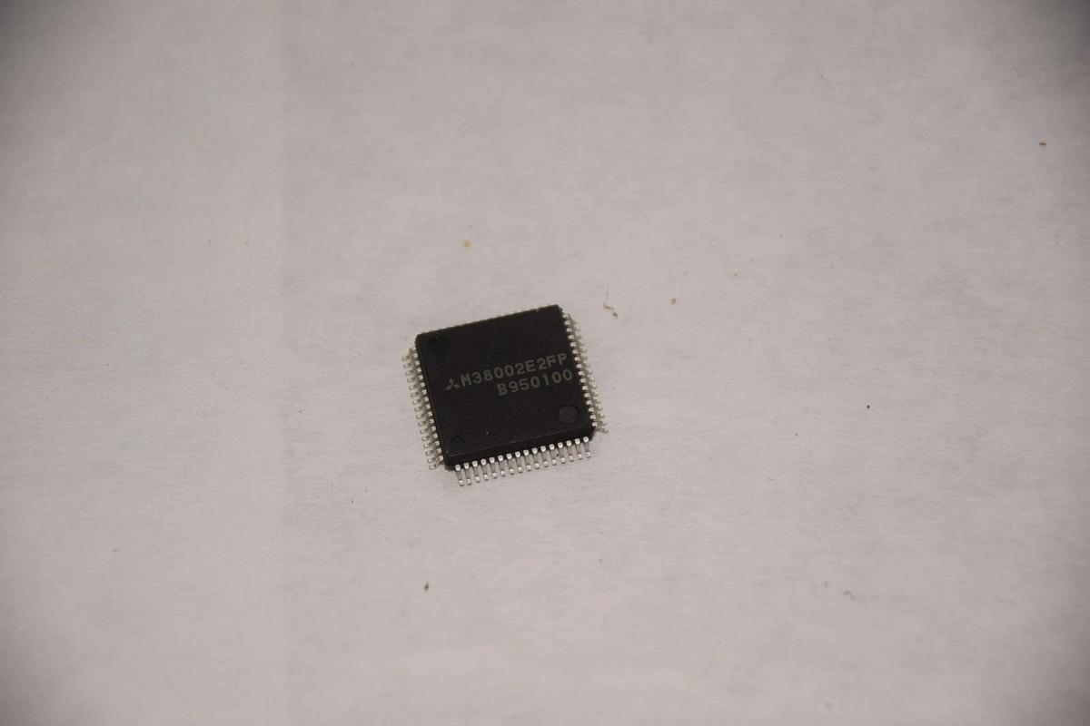 MOTOROLA M38002E2FP B950100 8 BIT MICRO-CONTROLLER  NEW