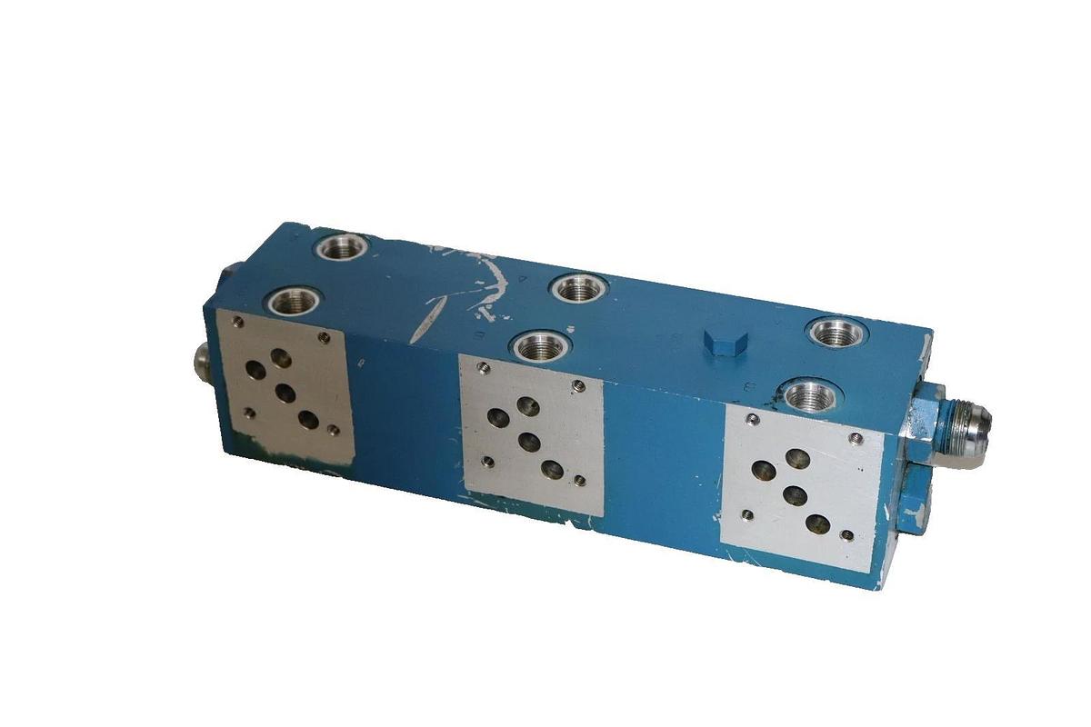 Used Vickers Eaton 3 Valve Manifold Block D02P-3-5-12S-8S Multi-Station Hydraulic