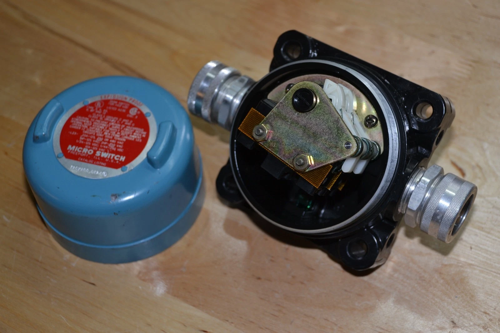 Used Micro Switch Explosion Proof Switch Limit Switch 12CX2000424 12CX200 0424