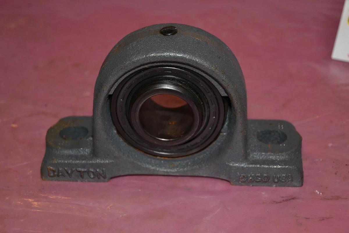 DAYTON PILLOW BLOCK BEARING  F7 5 5X686  F75 NEW