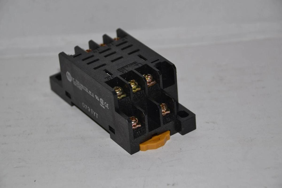 (Lot of 2) ALLEN BRADLEY 11-Blade Socket 700-HN138 Ser A 10a 240v NEW