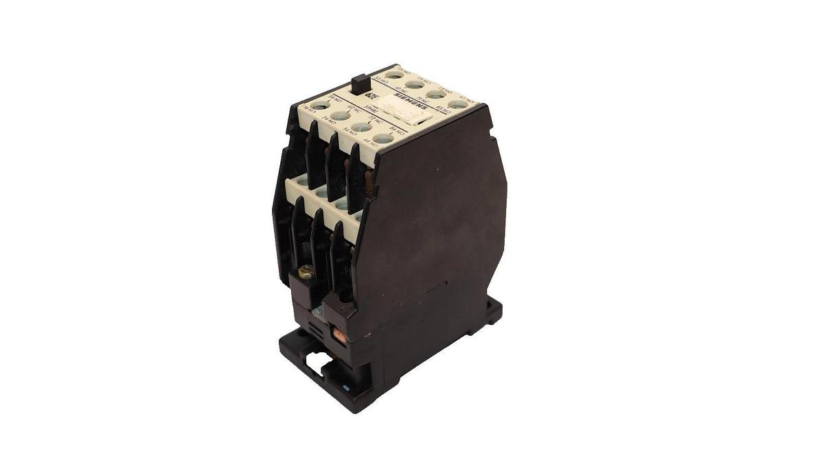 Used Siemens 3TH82 62-0A , 3TH8262-0A 220V 50/60Hz Contactor (Lot of 5)
