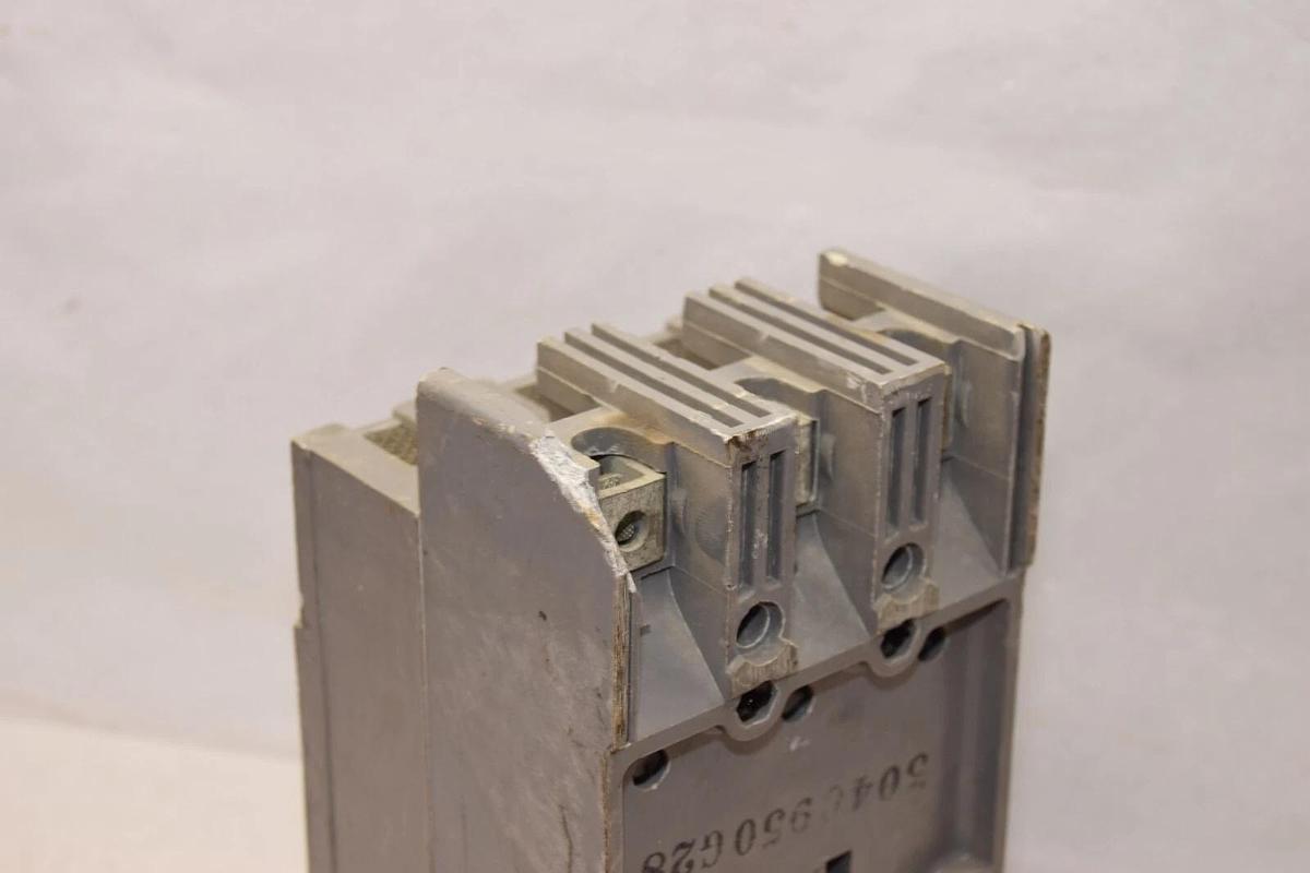 Used WESTINGHOUSE HF3070 70A Amp 3Pole Mark 75 Circuit Breaker *Chip*