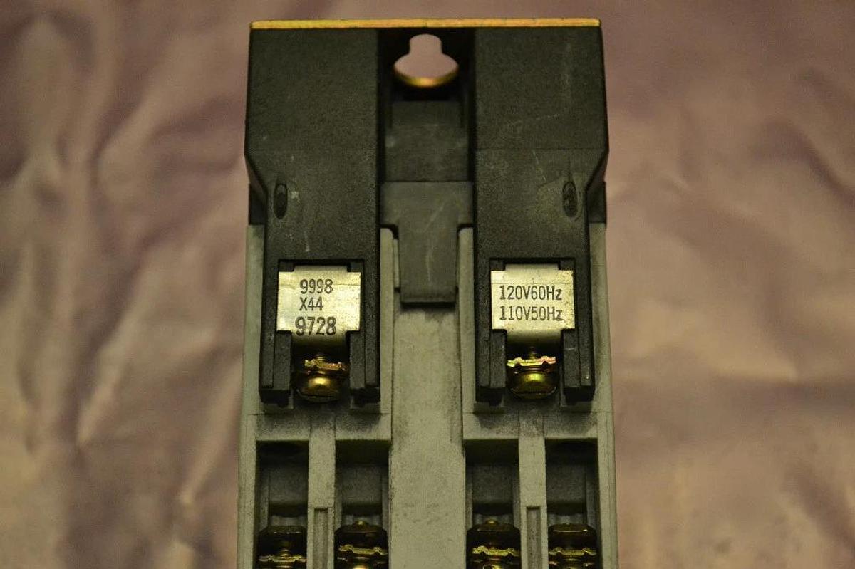 Used Square D Master Relay 8501 XMO 60 8501XMO60 110/120V