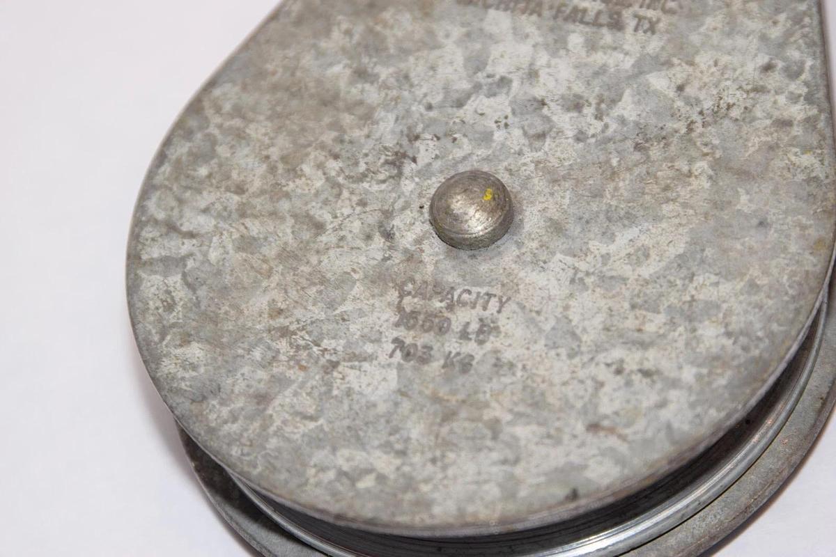 Used BLOCK DIVISION 1550lb 703kg Swivel Hook Pulley 3-1/2"