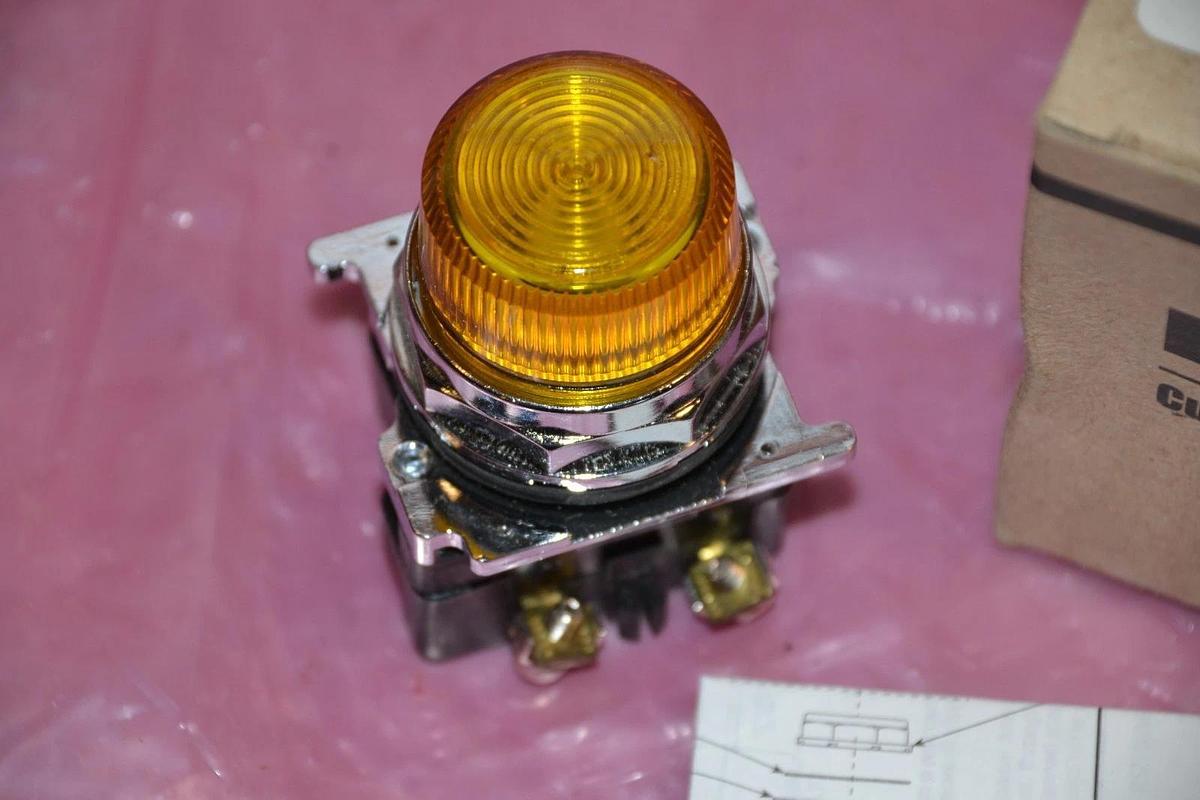 EATON CUTLER-HAMMER INDICATING LIGHT 10250T34Y 120 V 120V SER. A4 NEW