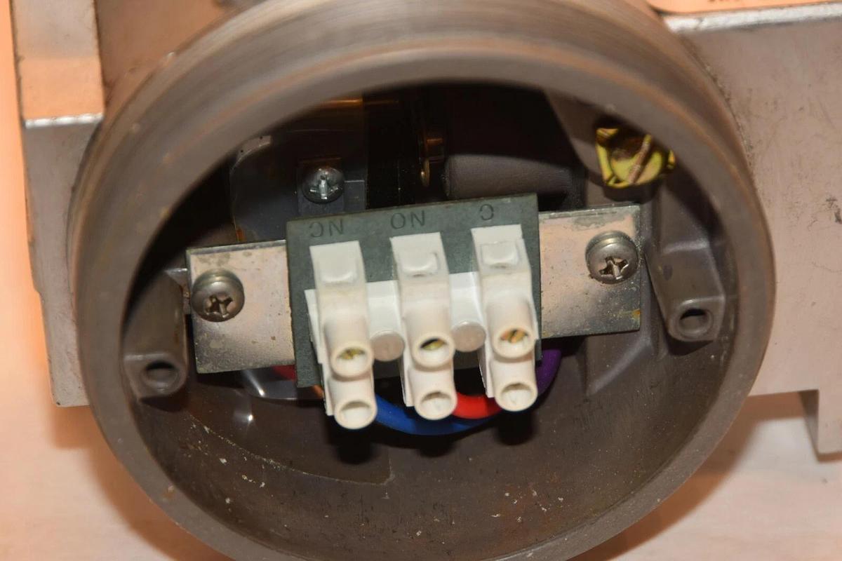 Used BARKSDALE TXR-L2S-10-010 Type 4 Explosion Proof Temperature Switch *head only*