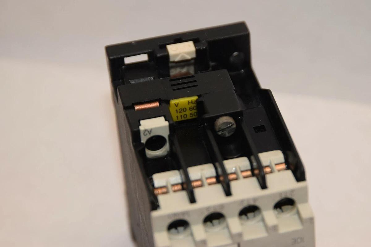 Used SIEMENS 3TF3010-0A 3TF30100A 120V Coil Contactor