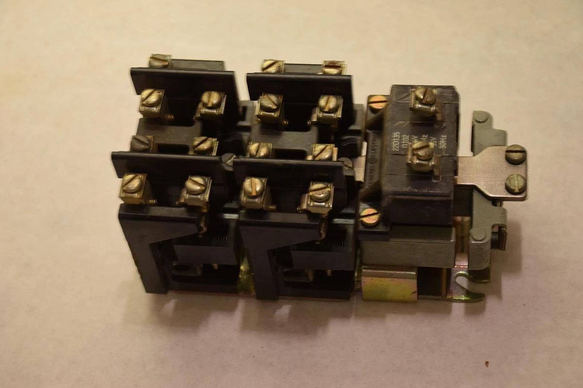 Used GENERAL ELECTRIC CR2810A14AG 10A 115V COIL MACHINE TOOL RELAY