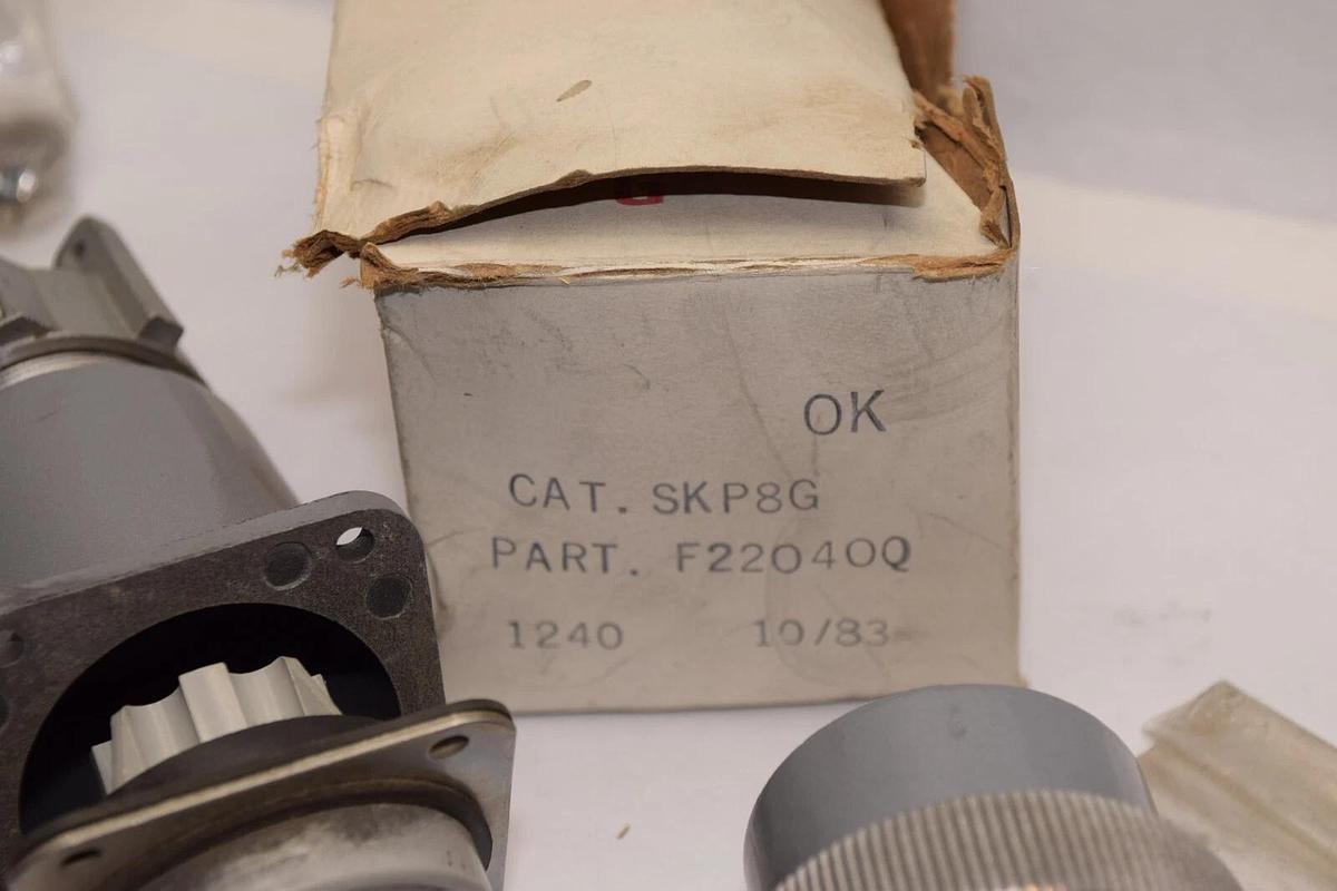 (NEW) RUSSELLSTOLL SKP8G , F22040Q 20Amp 600Vac 250Vdc EverLok Plug