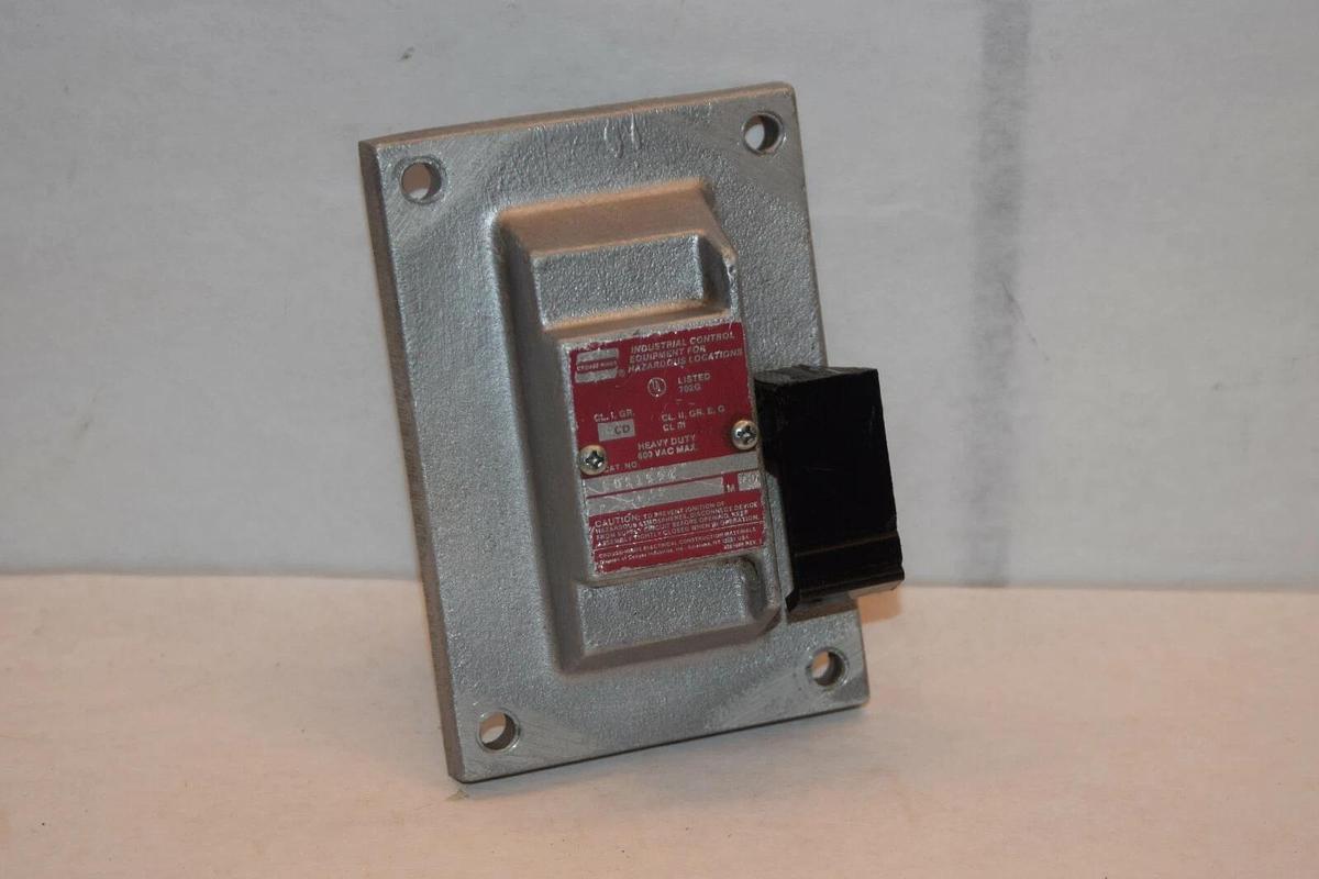Used CROUSE HINDS EDS1596 600VAC HEAVY DUTY INDUSTRIAL CONTROL FOR HAZARDOUS LOC.