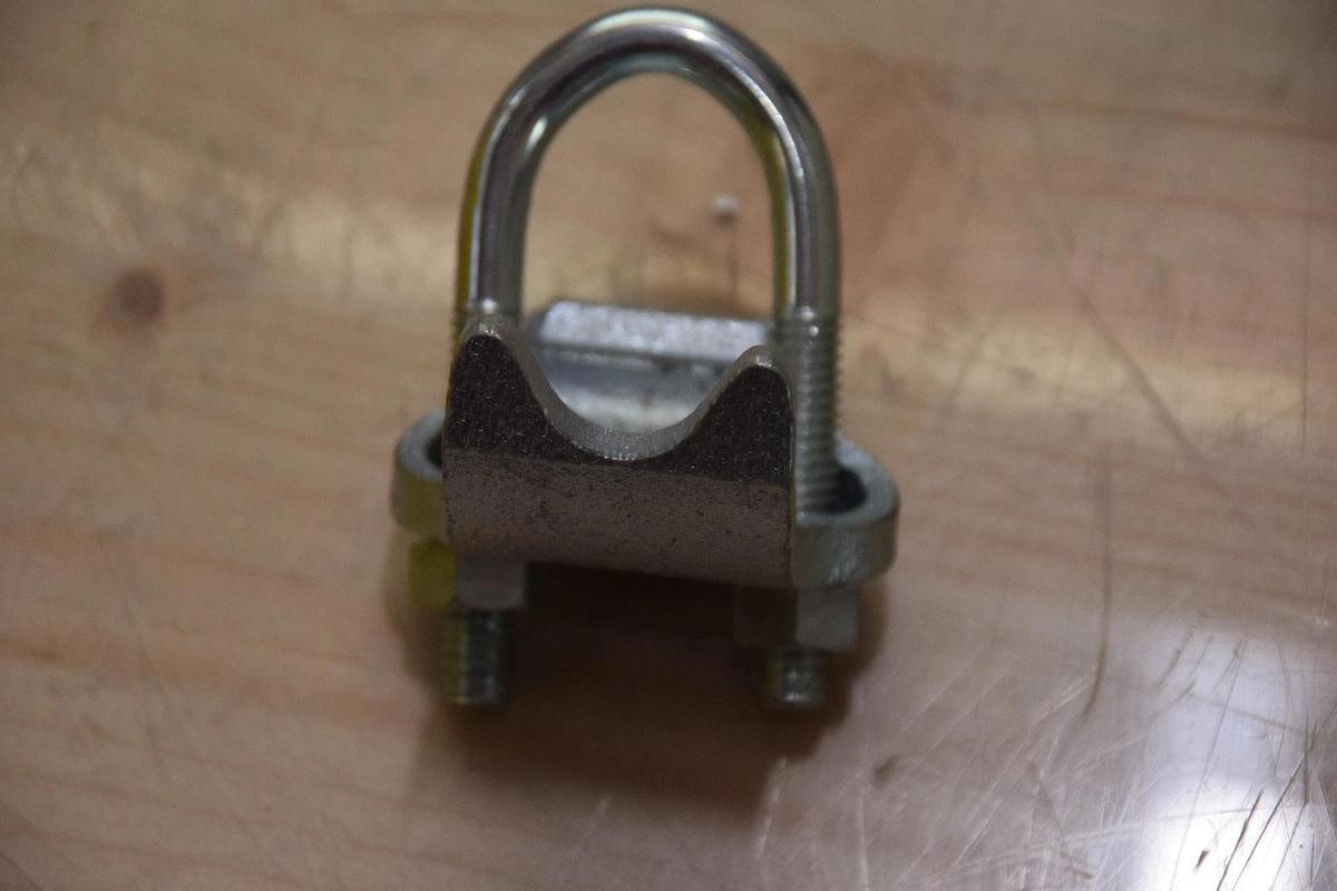 (BOX OF 31) STEEL CITY 1/2 1/2" ANGLE MALLEABLE IRAN PIPE CONDUIT CLAMP NEW