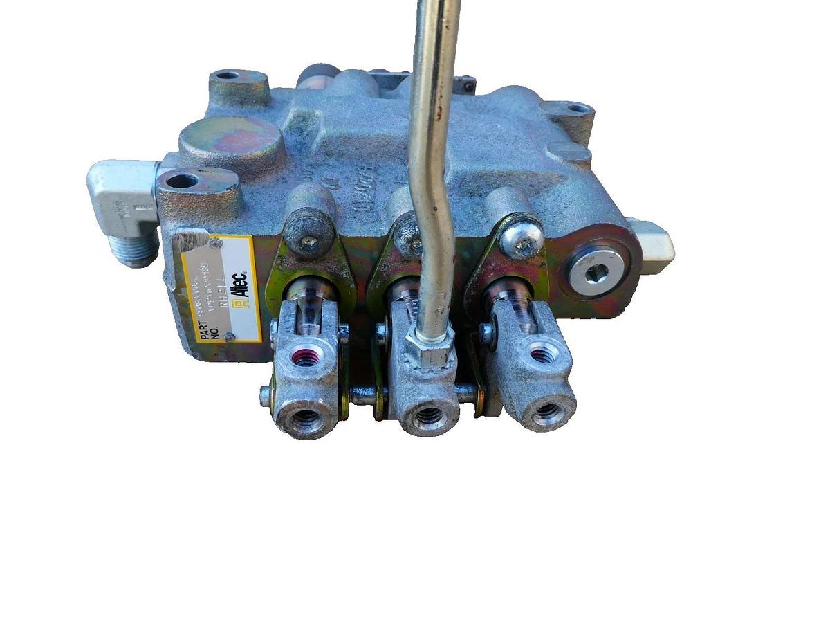 Used Altec 990860065 RH2LL Hydraulic Valve Block 3 spool Valve Manual pilot Operated