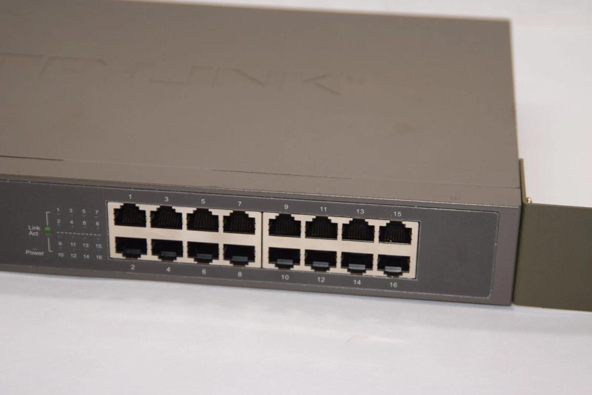 Used TP-LINK TL-SF1016DS 100-240V 50/60Hz 0.3A 16-Port Fast Ethernet Switch
