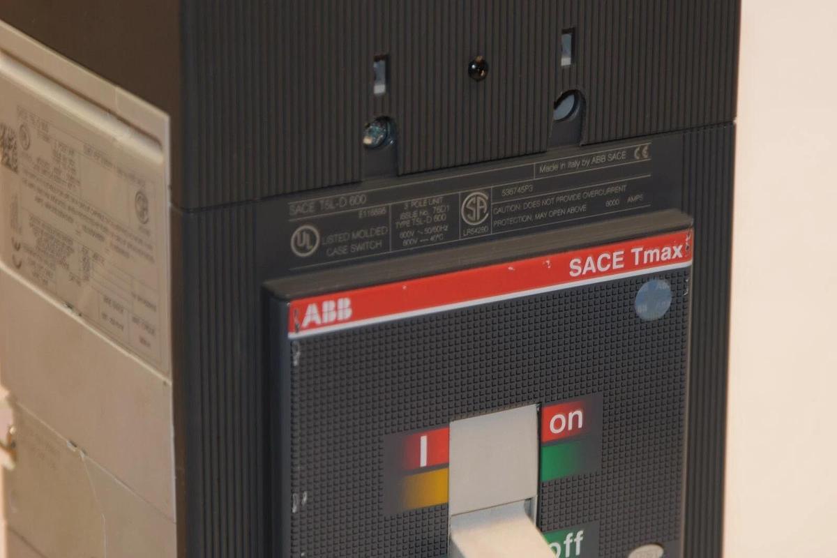 (NEW) ABB SACE TMAX T5 L-D 600 T5L-D600 3P Circuit Breaker w/ accessories