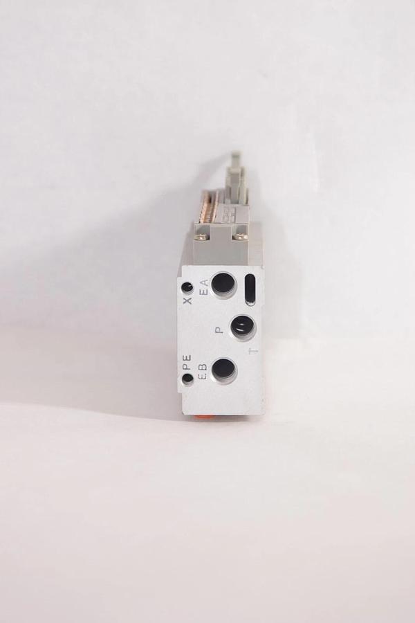 (NEW) SMC SS5Y3-42P-08-N3T Bar Stock Manifold