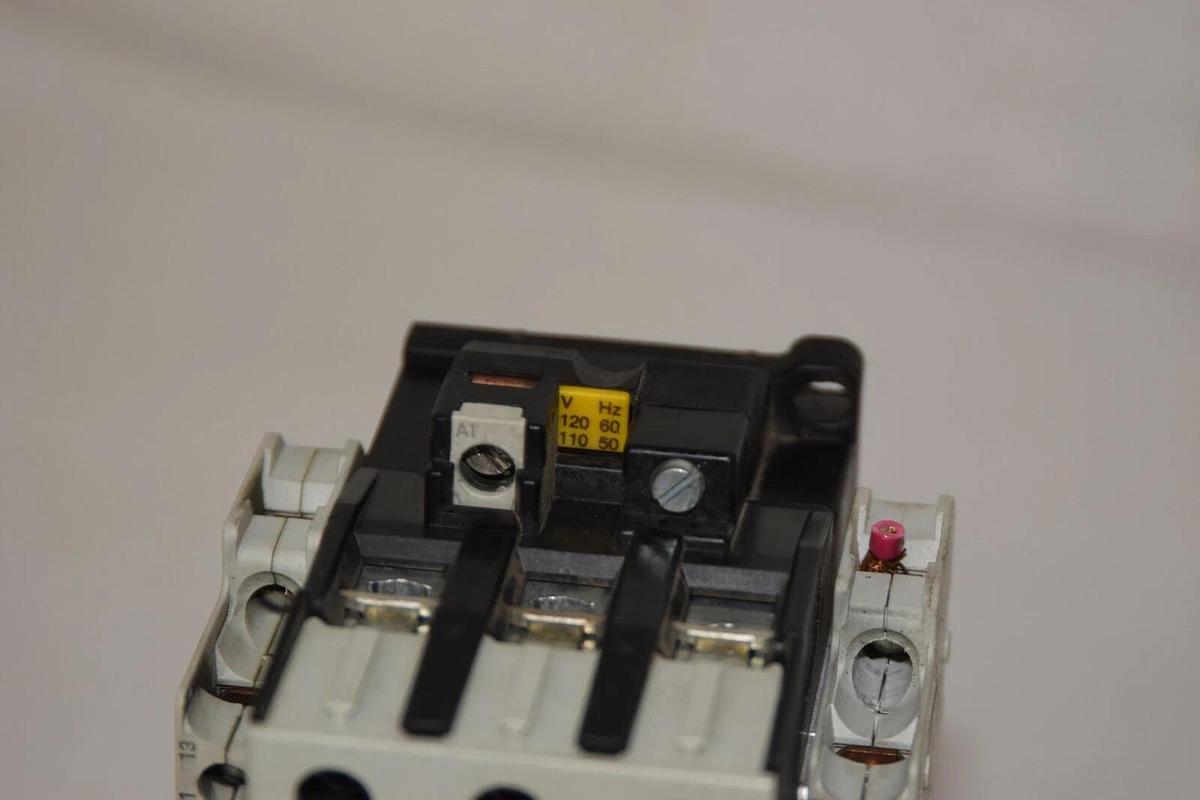 Used SIEMENS 3TF4422-0A..1 Sz Size 1 Starter 110/120v coil w/ Relay 3UA55 00-1H* 5-8A