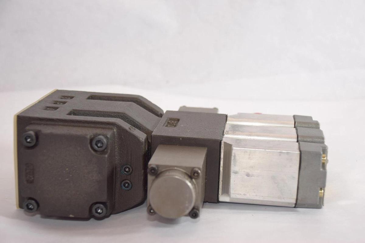 PARKER Prop Directional Control Valve D31FTE02CC4NF0022  D1FVE02BCNF0B22 (NEW)