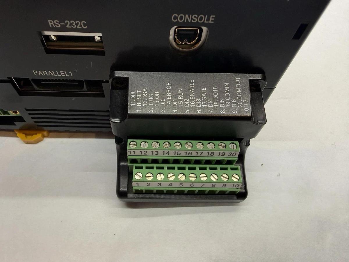 Omron Smart Sensor Amp Unit ZFX-C10 ZFXC10 24vdc 1.0A (New, take out)