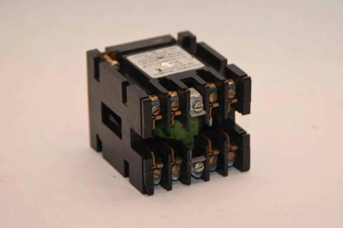 Used GENERAL ELECTRIC CR120A04002AA 115V 60Hz 300V 10A Series A Industrial Relay
