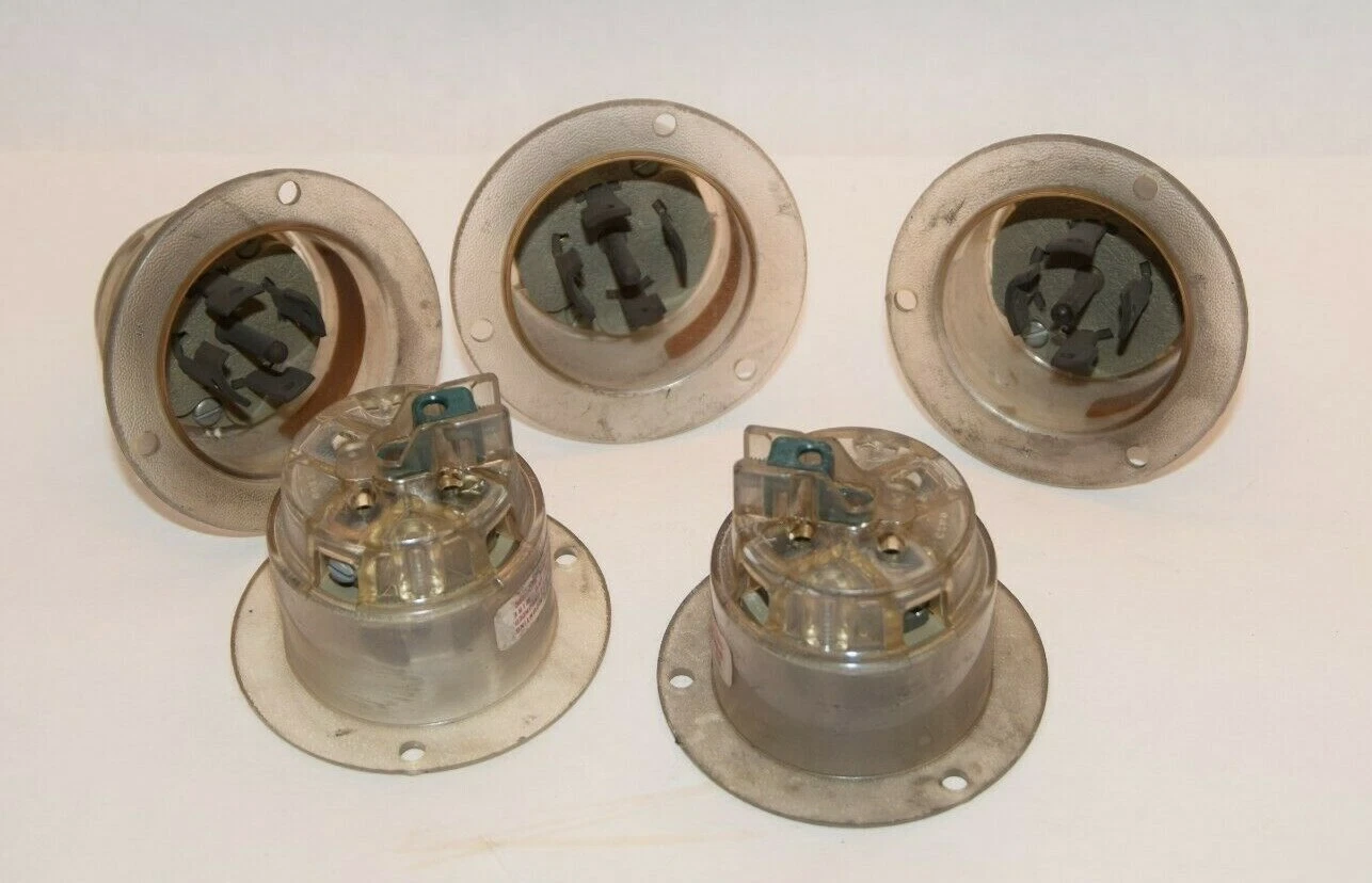 (NEW, 5) GE GENERAL ELECTRIC L22 30A 277/480V 3 Phase Flush Mount Locking Plug