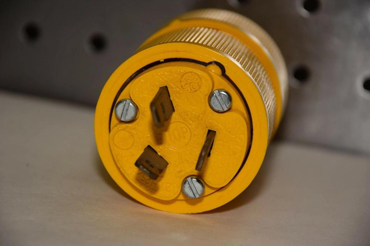 GE GENERAL ELECTRIC 10P 20A 125/250V LOCKING PLUG NEW