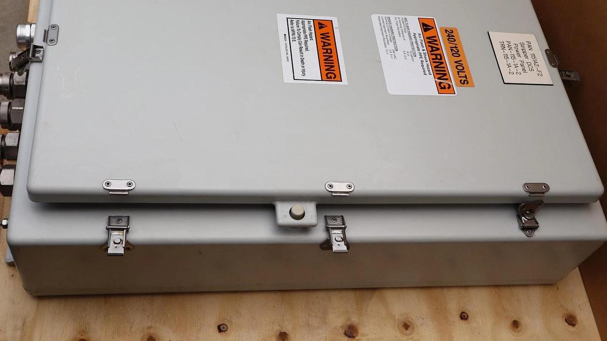 Used Cutler-Hammer Panelboard Pow-R-Line PRL1a 1ph 100a in Stahlin N30206HWT Enclosur