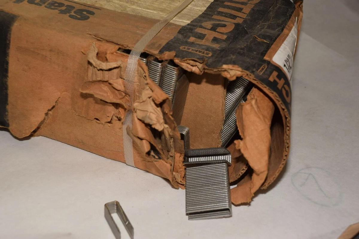 BOSTITCH 15S4-38GA 1/2" x 1-1/2" 15 GAUGE CONSTRUCTION STAPLES NEW