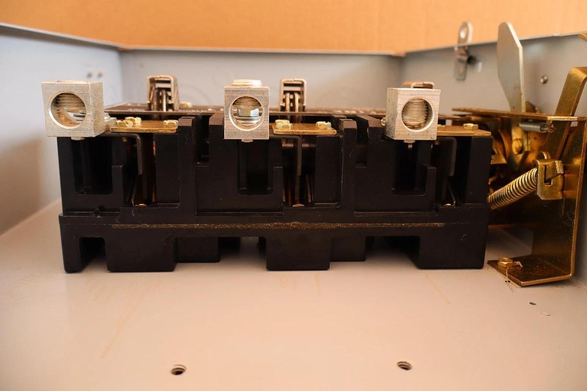 GE 200A Safety Switch Non-Fusible Enclosure Disconnect 250VDC THN3364 3Pole