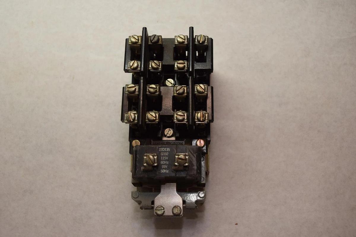 Used GENERAL ELECTRIC CR2810A14AG 10A 115V COIL MACHINE TOOL RELAY