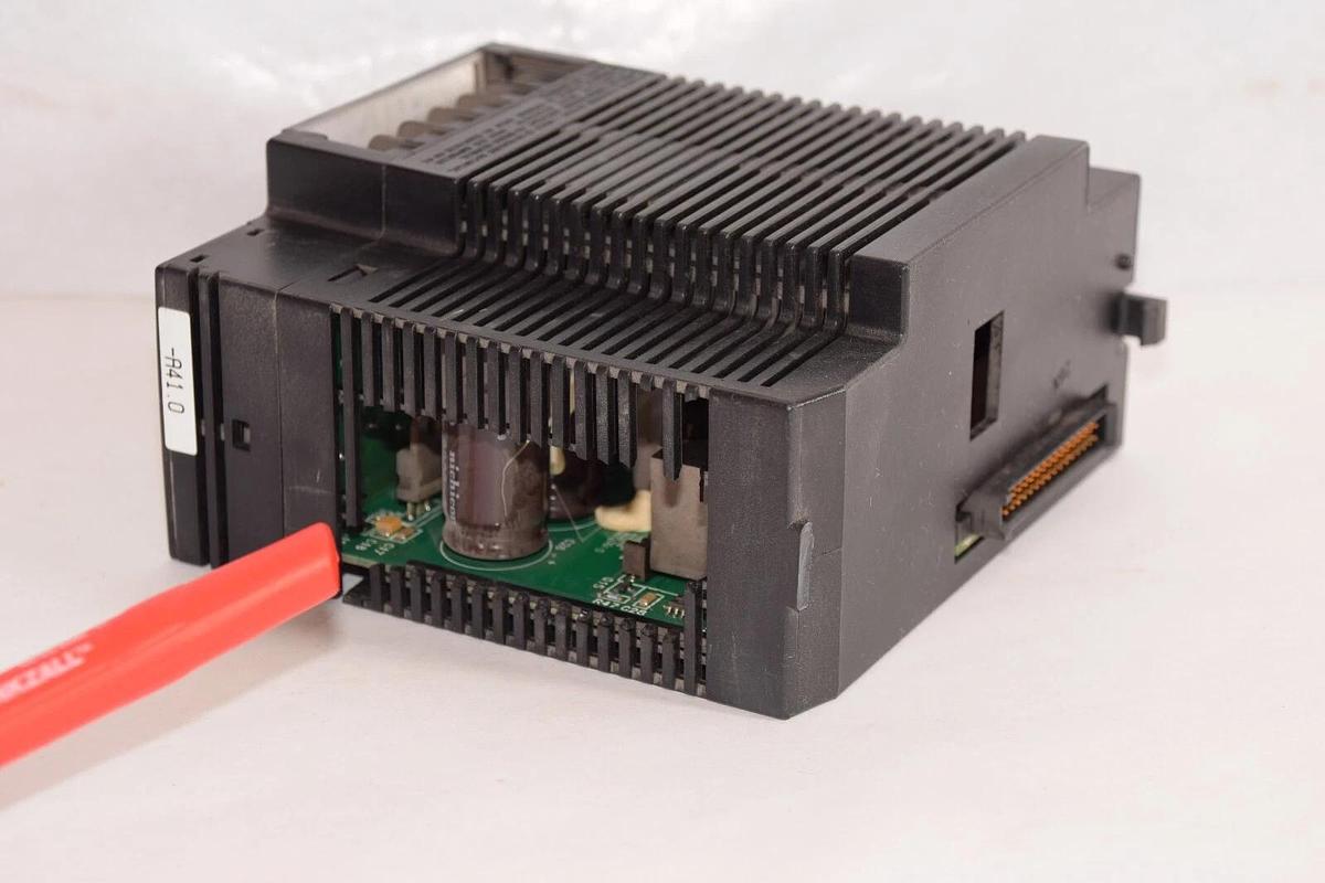 Used GE FANUC IC693PWR331D 24Vdc Hi-Cap 30W Power Supply Module *Broken Mounting Tab*