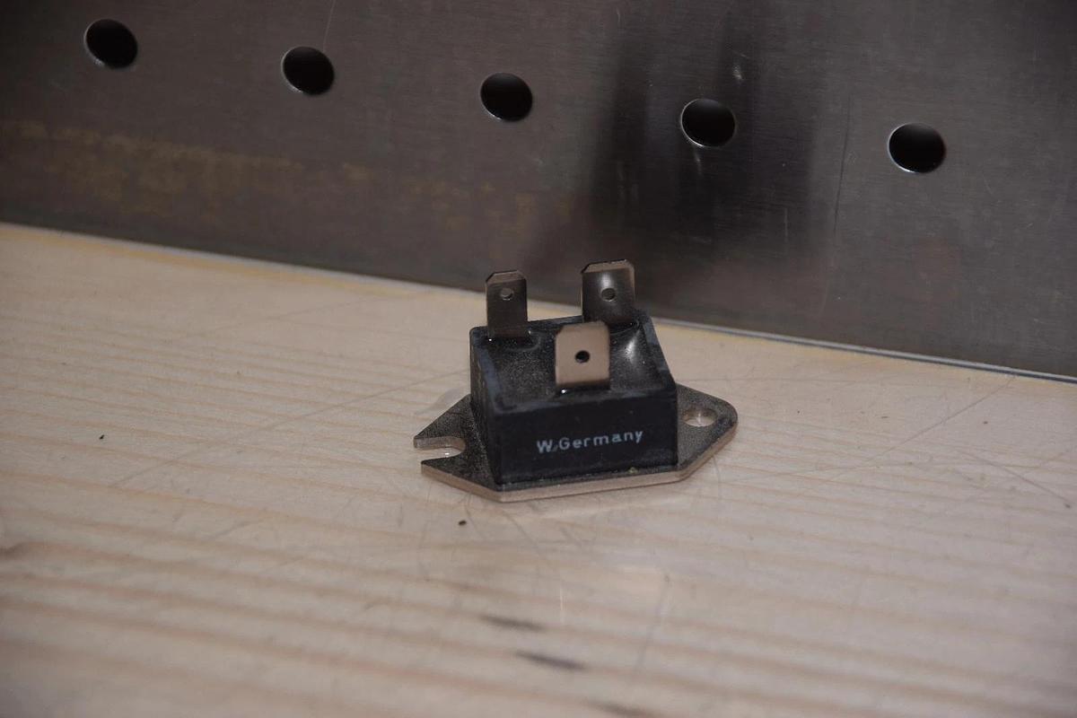 PHILIPS BUZ58 BUZ58A 1KV 3.6A TO 238AA NCHANNEL TRIAC NEW