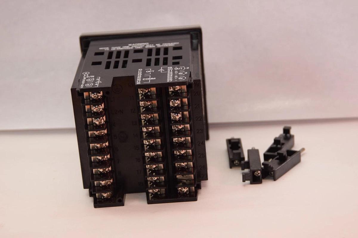 Used HONEYWELL DC2500-EE-0000-100-10000-00-0 90-250Vac Universal Digital Controller