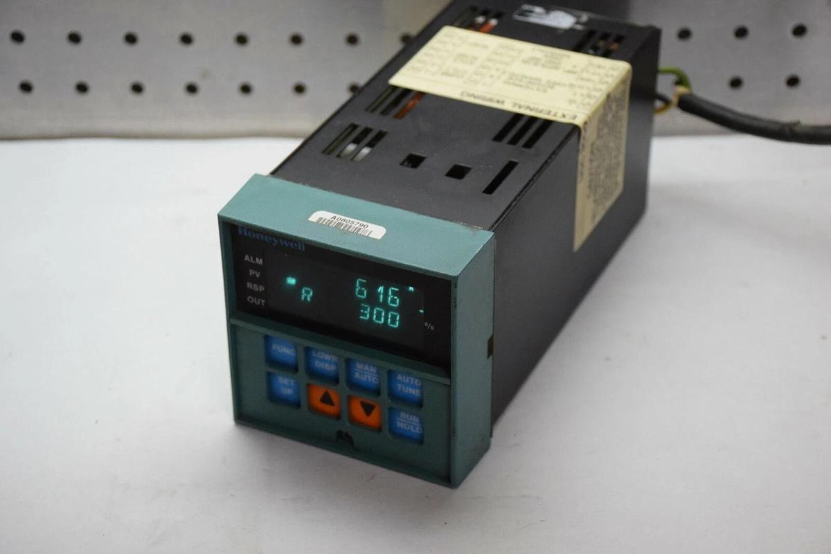 Used Honeywell Temperature Controller YDC3002-0-22A-1-DIN-0111,  51-51-25-07, DC3002-