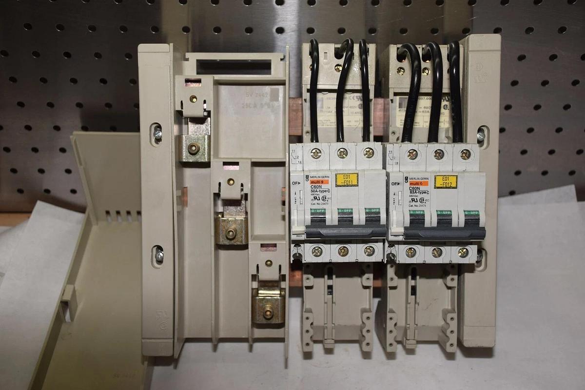 Used RITTAL RILINE BUSBAR SYSTEM 1662 35726 SV3041.000 WITH BREAKERS 50A 63A