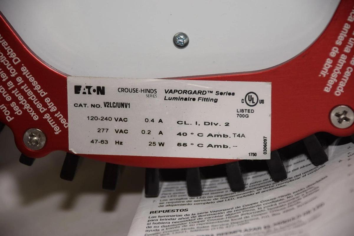 New Crouse Hinds V2LC/UNV1 Vaporgard Luminaire Led Fixture 25w 120-240v V2LC/UNV