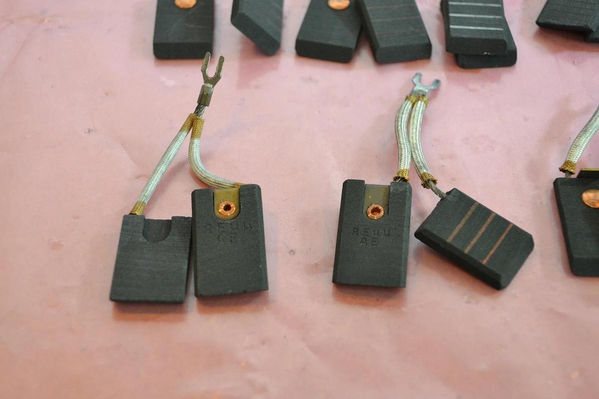 (9) RELIANCE ELECTRIC MOTOR BRUSH BRUSHES RE44AE RE44 AE 1 1/2 X 7/8 X 1/4 NEW